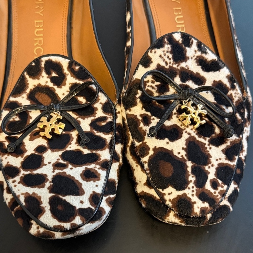 Tory Burch Leopard Print Flats with Black Trim and Flexible Leather Heel - Picture 7 of 11